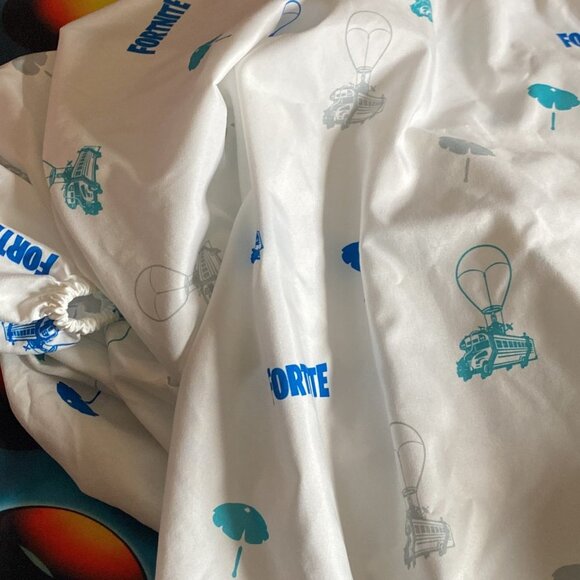 *Fortnite*Full-Sized Fitted Sheet--White/Blue - Picture 3 of 4